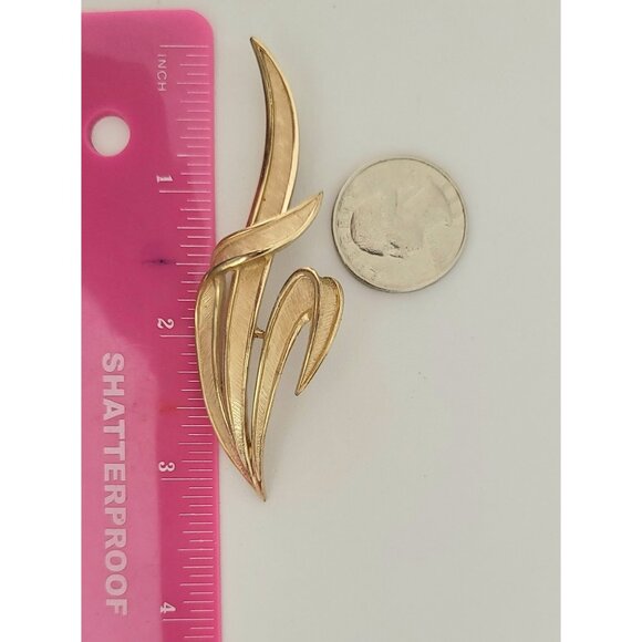 Trifari Crown Over T Gold Tone Tall Leaf Brooch, Signed M227 - Picture 4 of 5